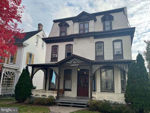 Photo of 25 Broadway, HAGERSTOWN, MD 21740 (MLS # MDWA2034306)