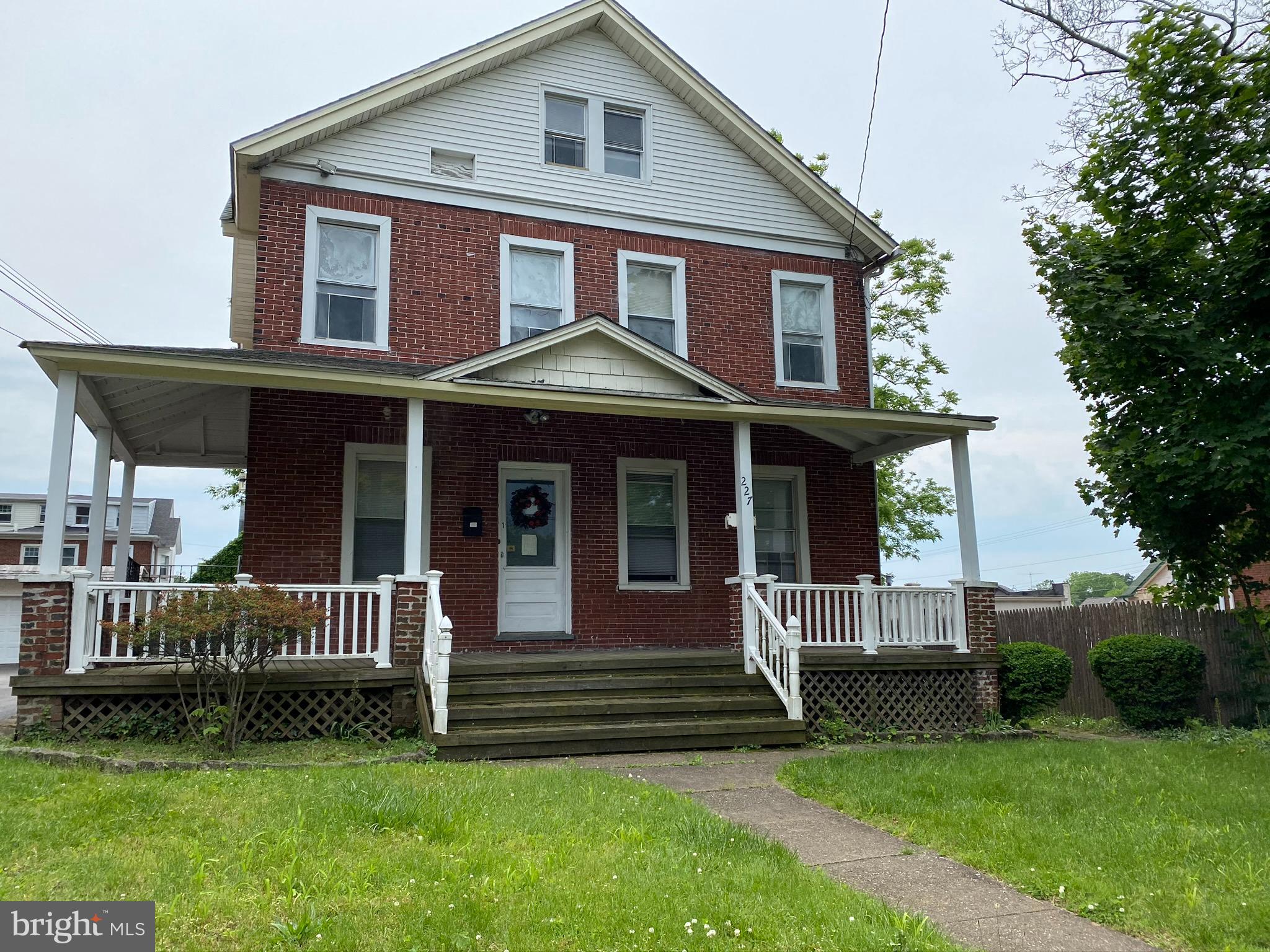 Spacious 4 Bedroom,2 Full Bath, 1st Floor Apartment. Large Living Room/Dining Room with sliders that open onto rear deck. Shared Laundry in basement. Great location. Walk-able to Public Transportation (Amtrak, Septa Regional Rail & Norristown High-Speed Line and Bus Lines), Local area shopping and restaurants. STUDENT APPROVED.