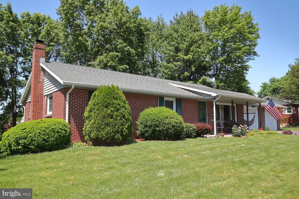 Photo of 629 E WILLOW ST, ELIZABETHTOWN, PA 17022 (MLS # PALA2035198)