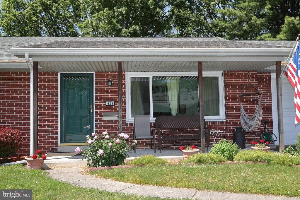 Photo of 629 E WILLOW ST, ELIZABETHTOWN, PA 17022 (MLS # PALA2035198)