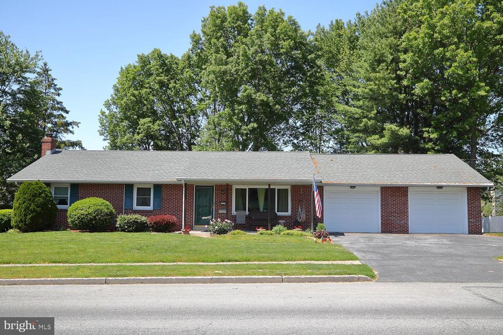 Photo of 629 E WILLOW ST, ELIZABETHTOWN, PA 17022 (MLS # PALA2035198)