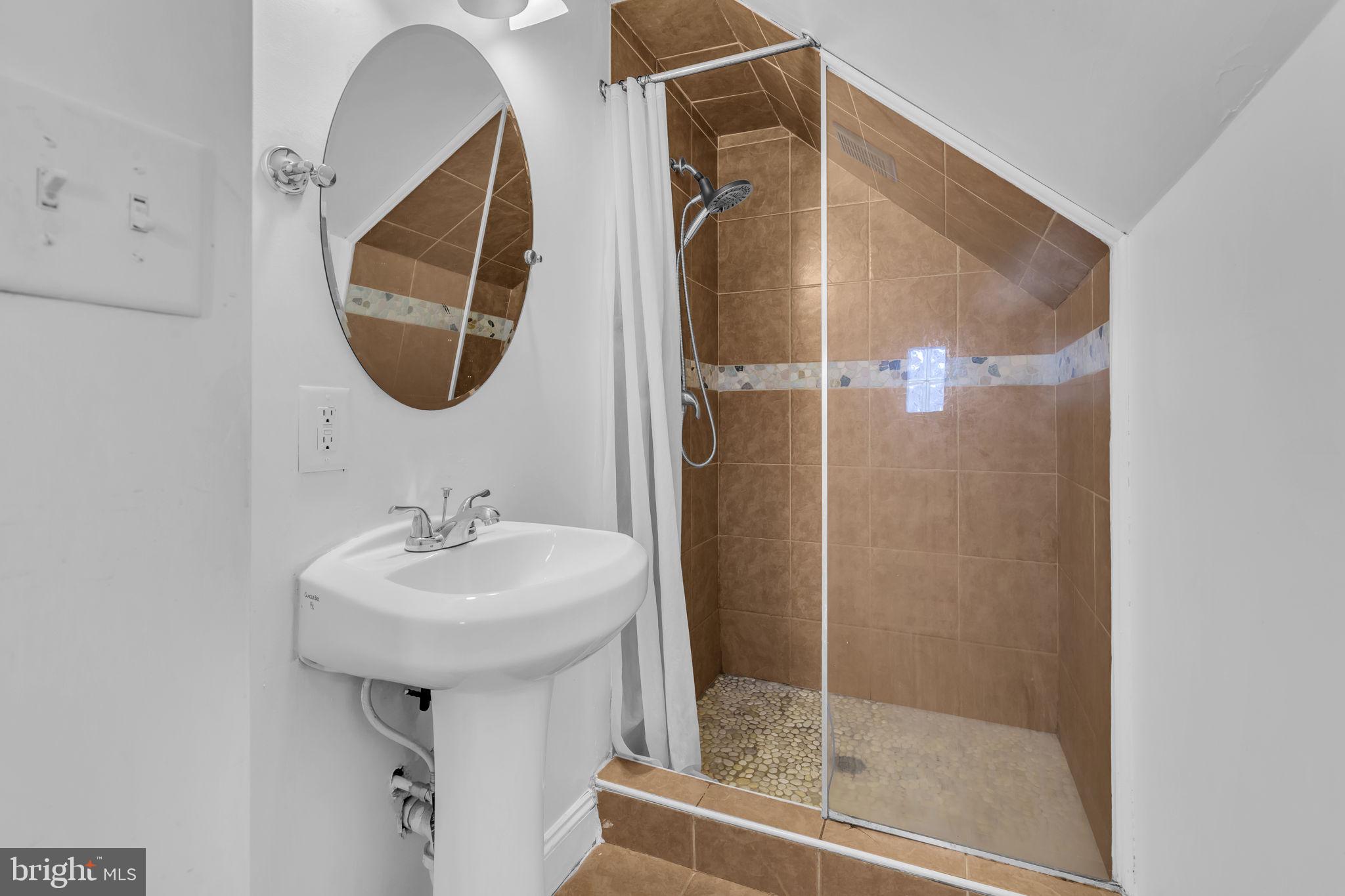 COLONIAL HOUSING - Residential