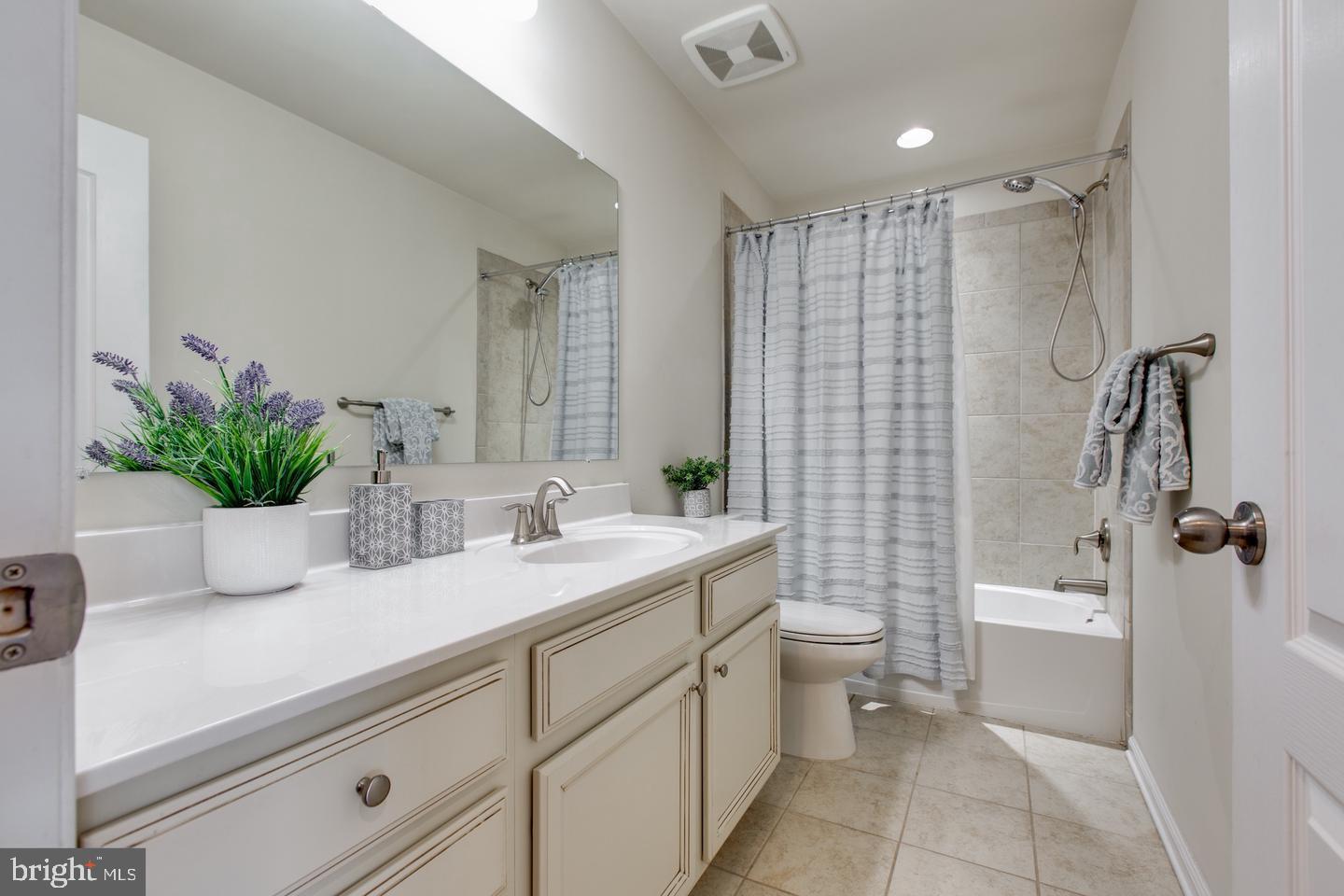 OXFORD SQUARE - Residential Lease