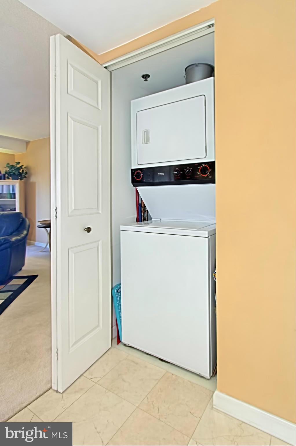 CARLYLE TOWERS - Residential