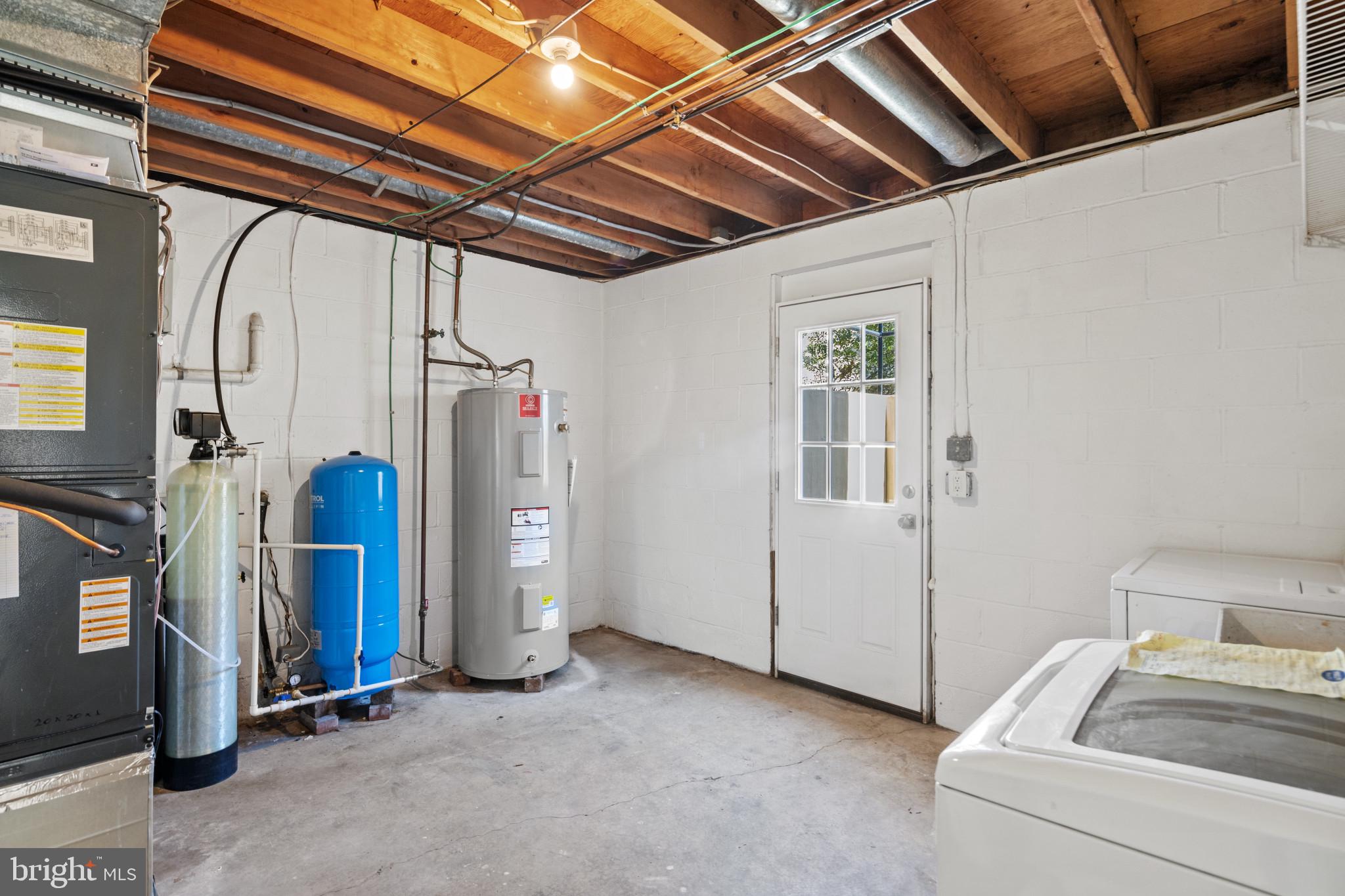 HILLSMERE ESTATES - Residential Lease