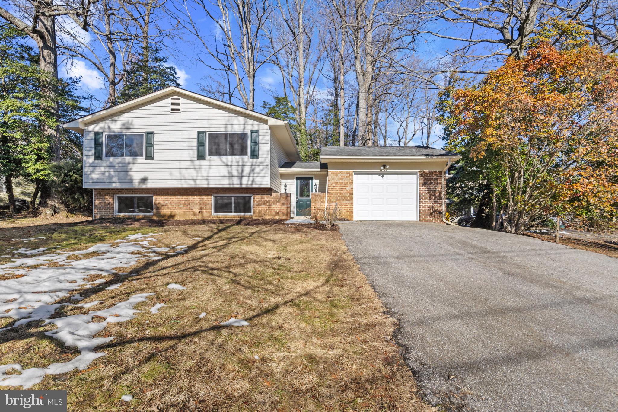 This 4 bed 3 bath home with den has undergone a refresh! 3 bedrooms and 2 full baths on main level of home. Larger bedroom and full bath on lower level. New HVAC. Newer kitchen appliances.
Community amenities include beach, tot lots, and pool membership (available for purchase).