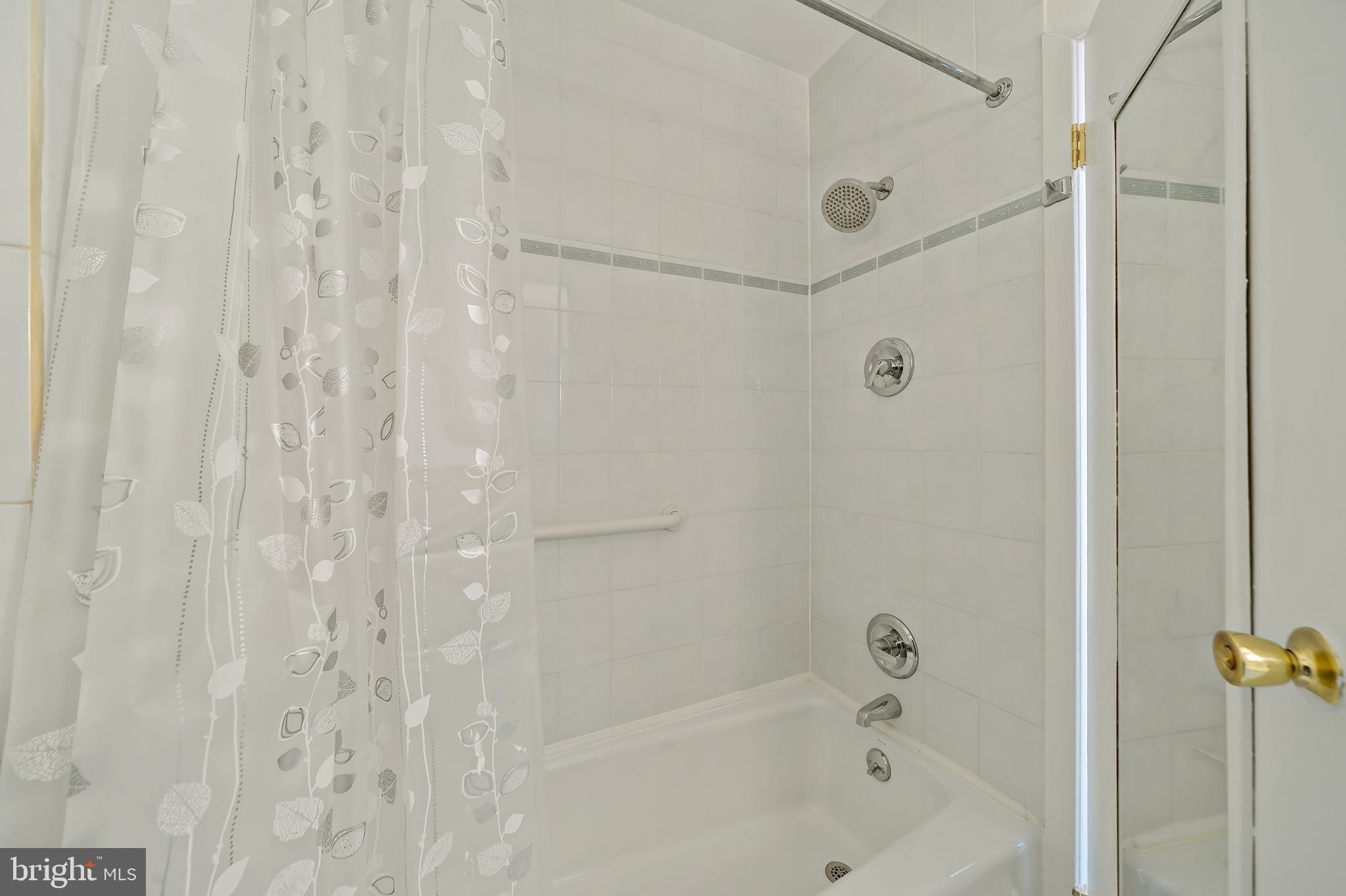 QUEEN VILLAGE - Residential