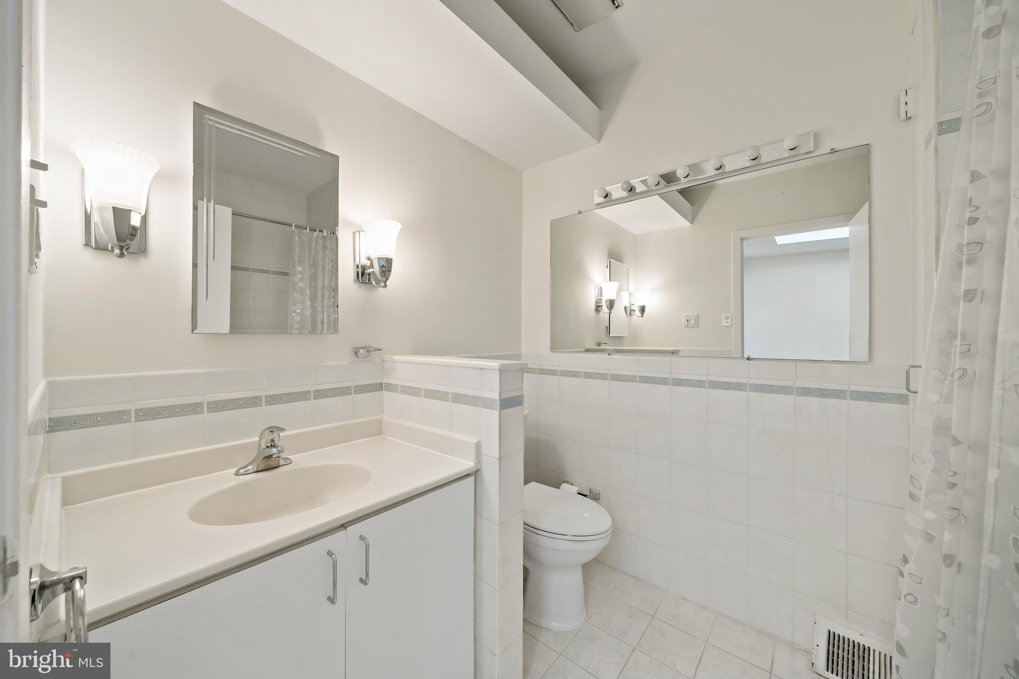 QUEEN VILLAGE - Residential