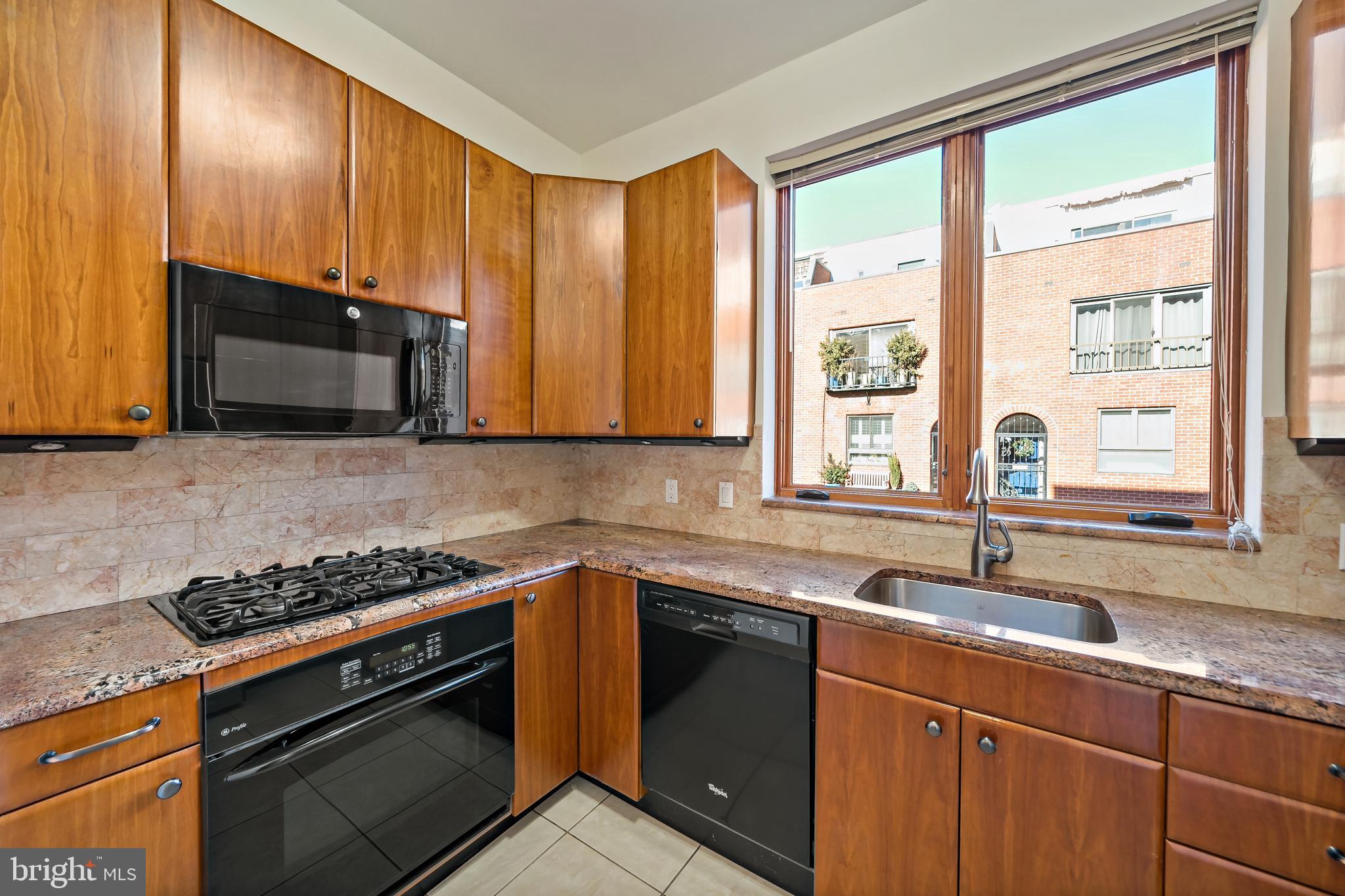 QUEEN VILLAGE - Residential