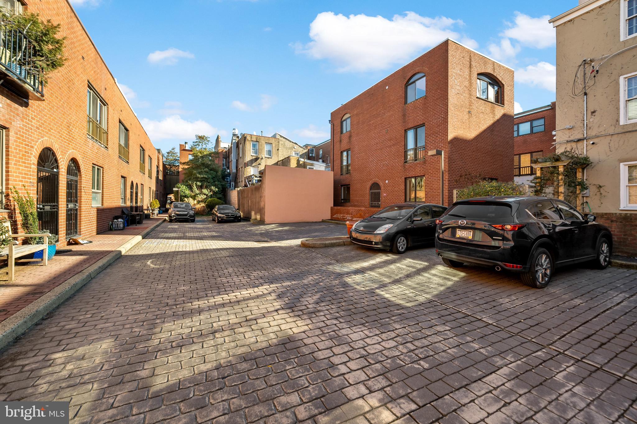 QUEEN VILLAGE - Residential