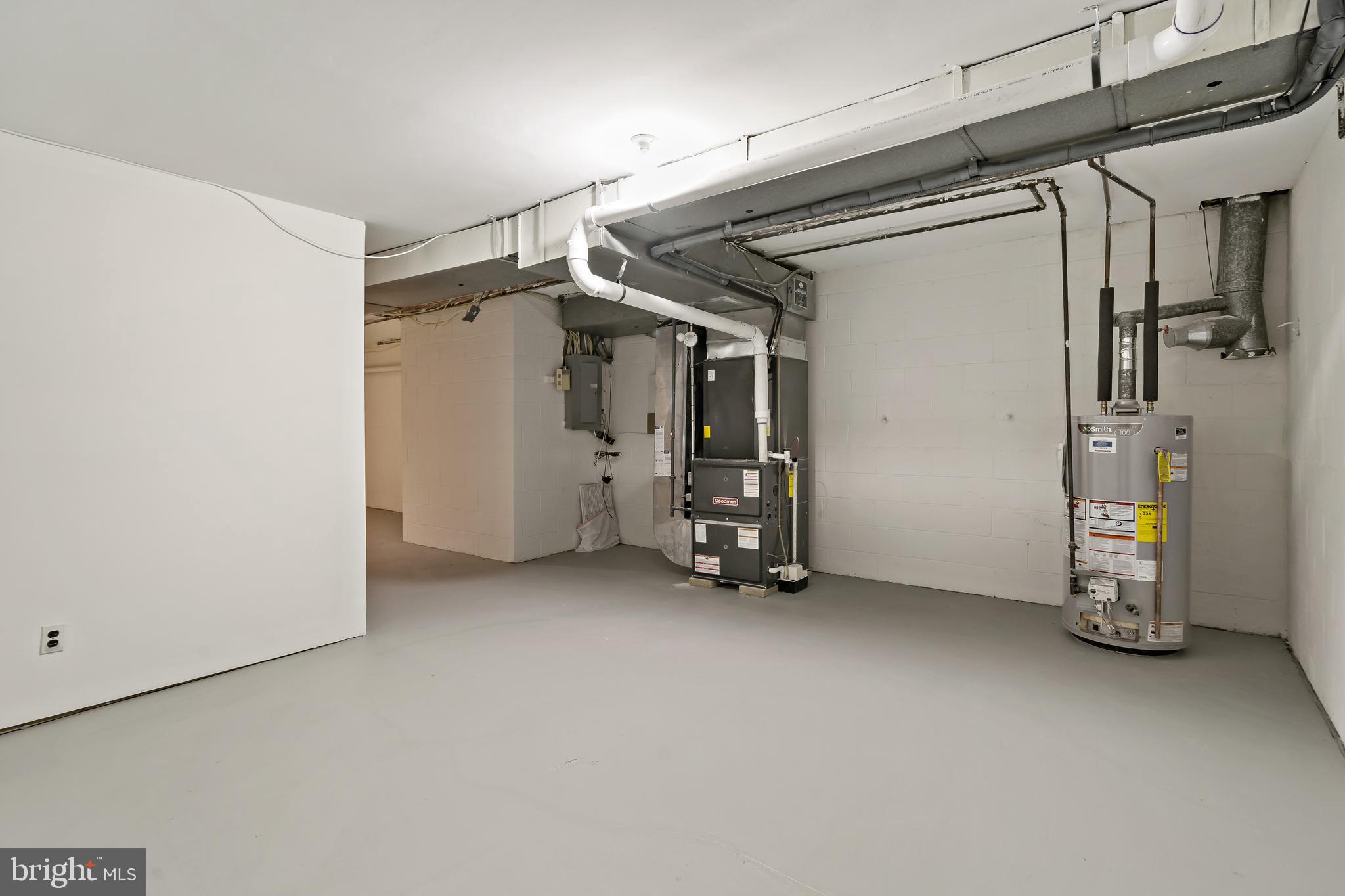 QUEEN VILLAGE - Residential