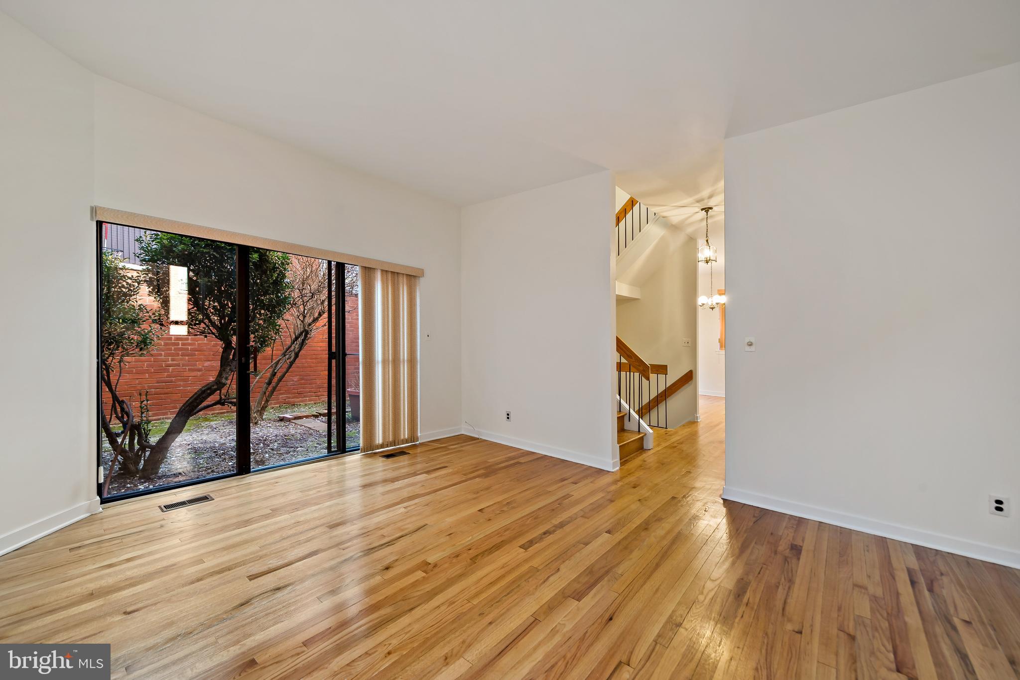 QUEEN VILLAGE - Residential