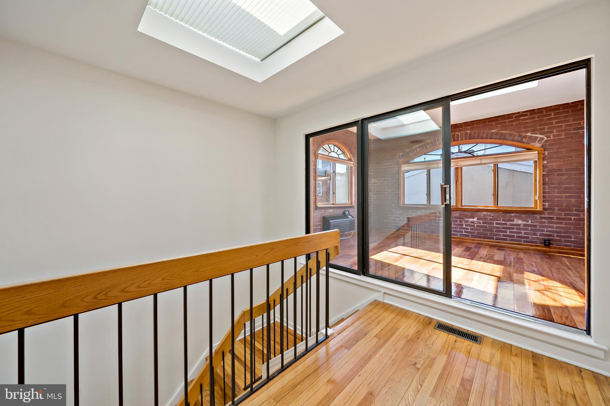 QUEEN VILLAGE - Residential