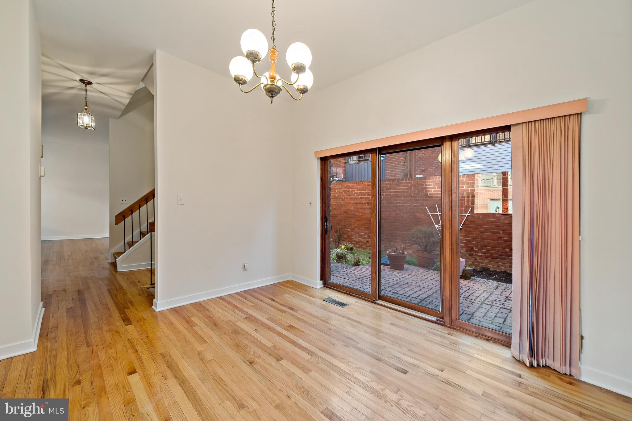 QUEEN VILLAGE - Residential