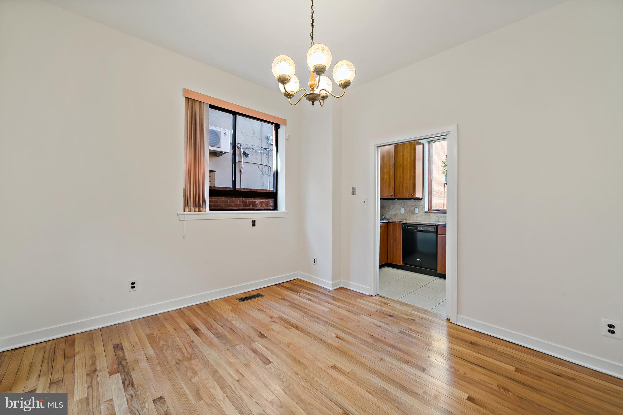 QUEEN VILLAGE - Residential