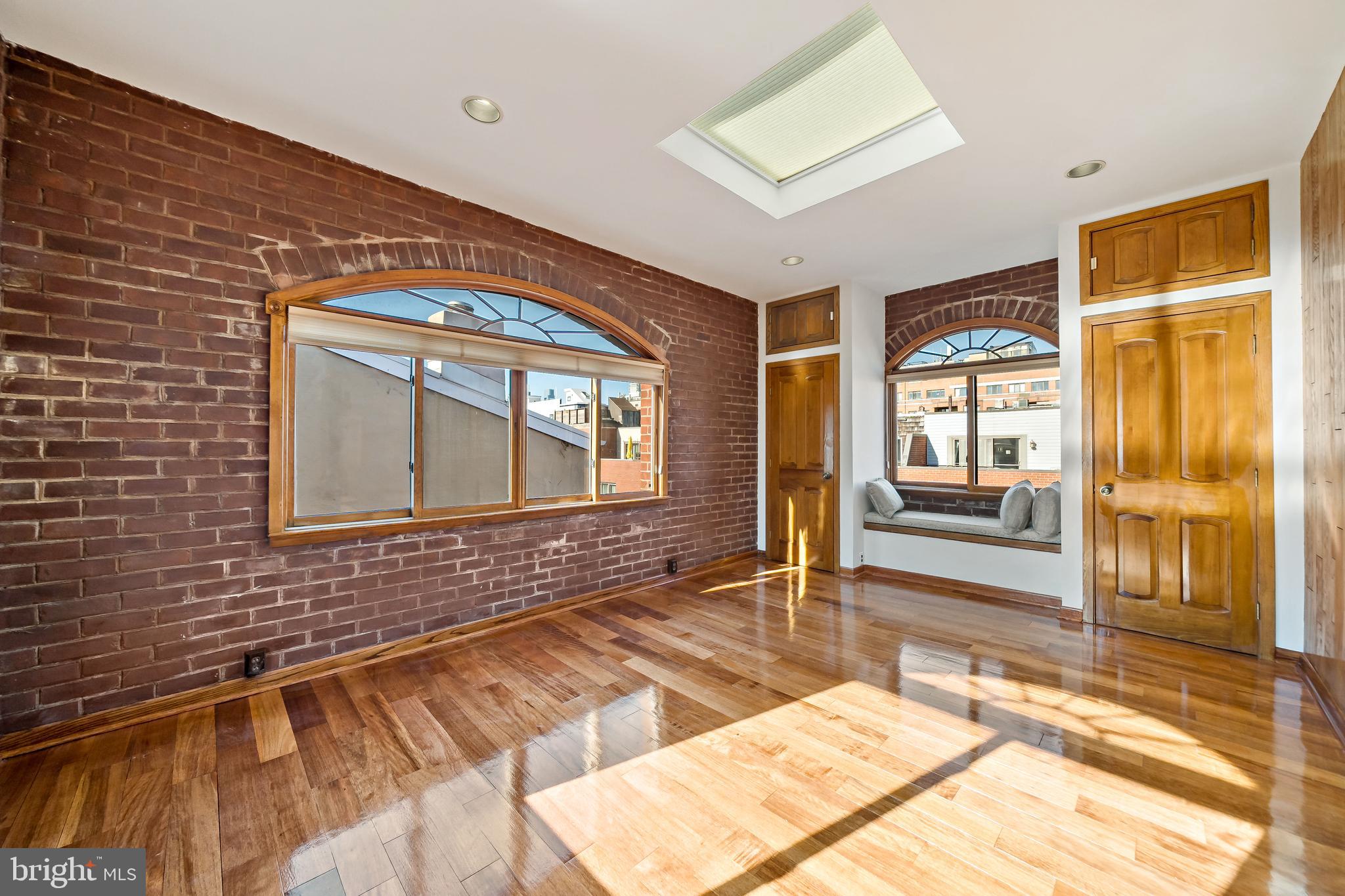 QUEEN VILLAGE - Residential