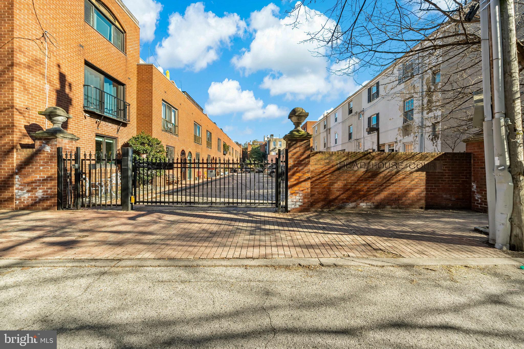 QUEEN VILLAGE - Residential