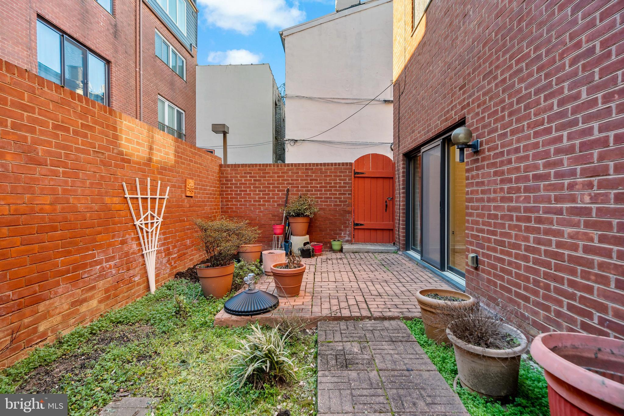 QUEEN VILLAGE - Residential