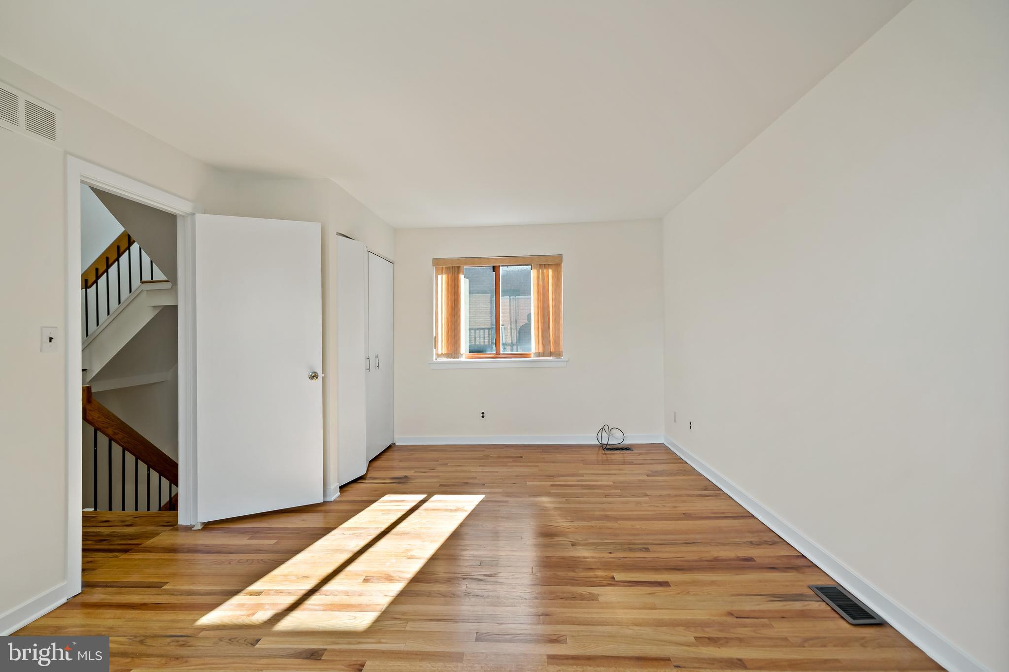 QUEEN VILLAGE - Residential