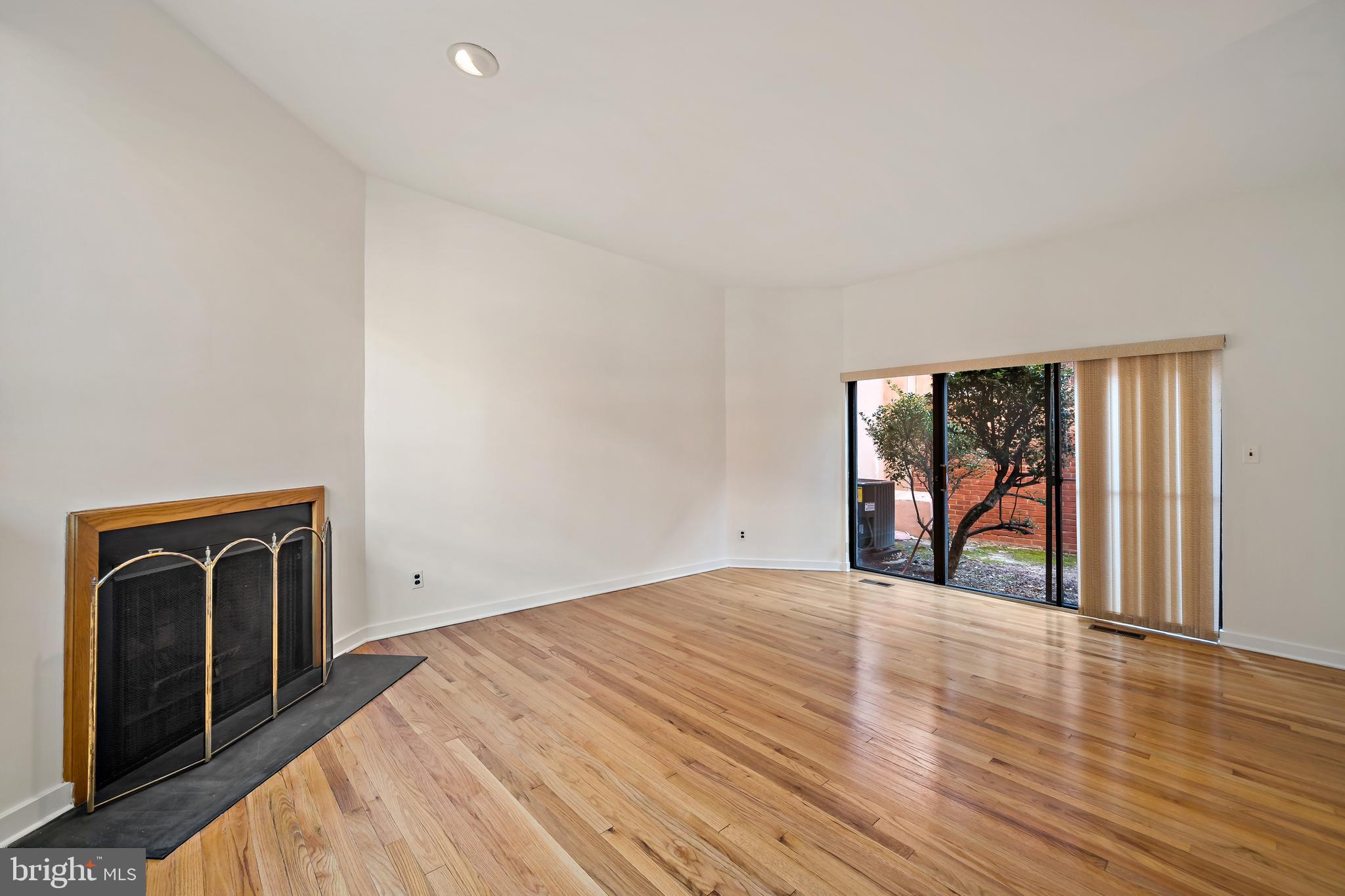 QUEEN VILLAGE - Residential