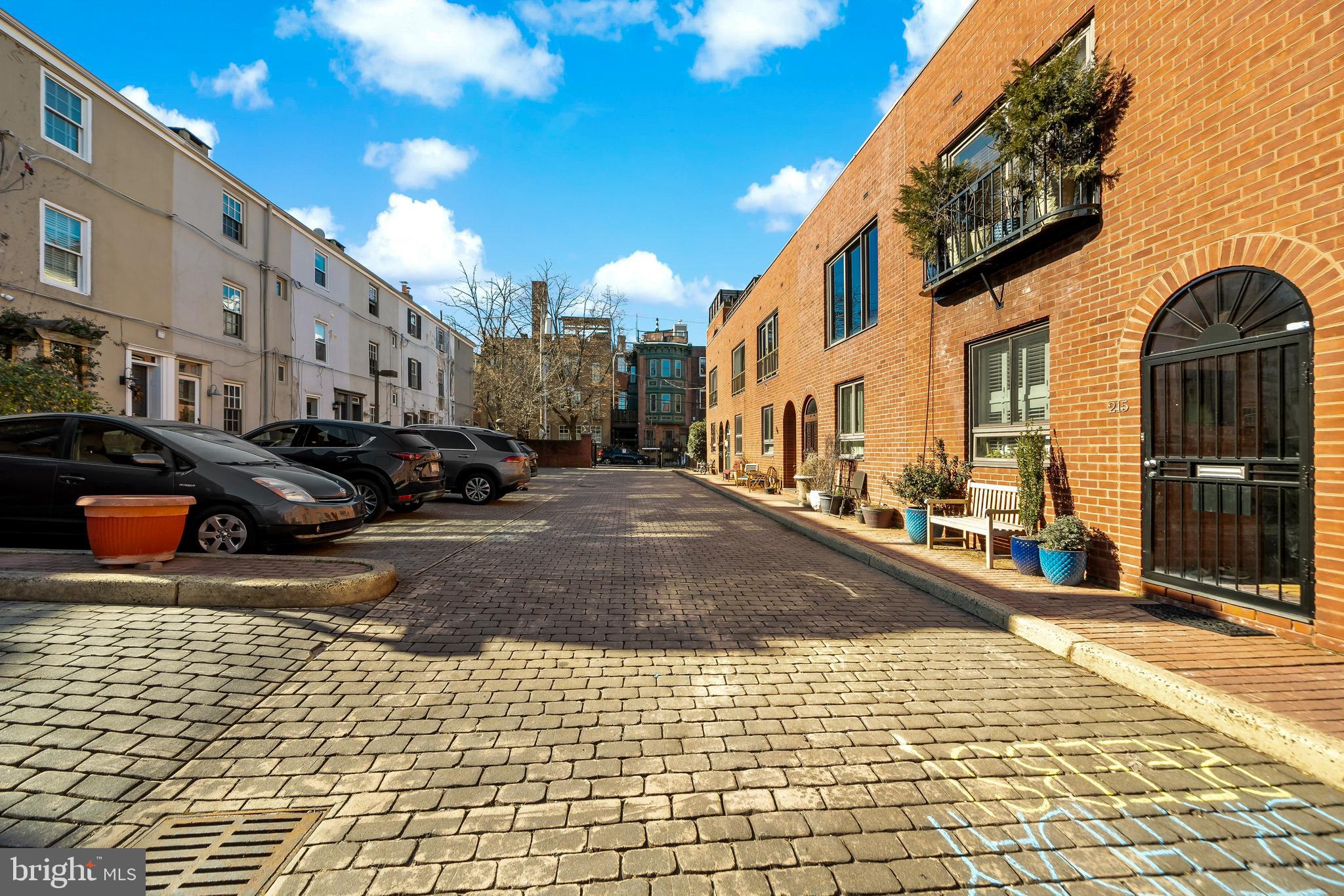 QUEEN VILLAGE - Residential