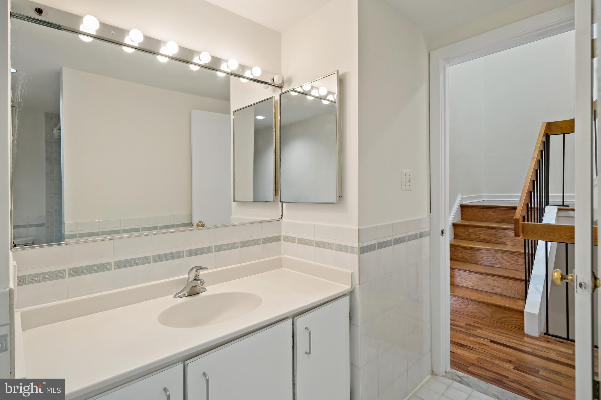 QUEEN VILLAGE - Residential