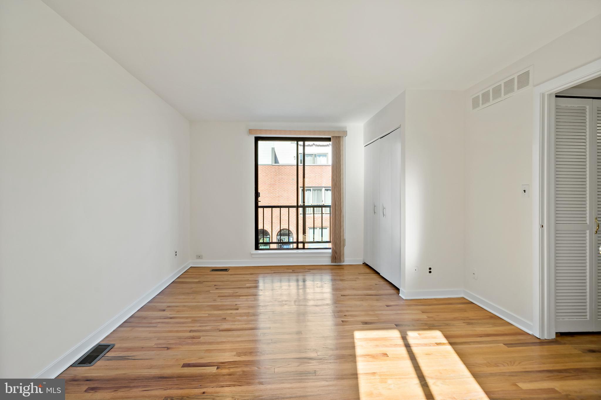 QUEEN VILLAGE - Residential