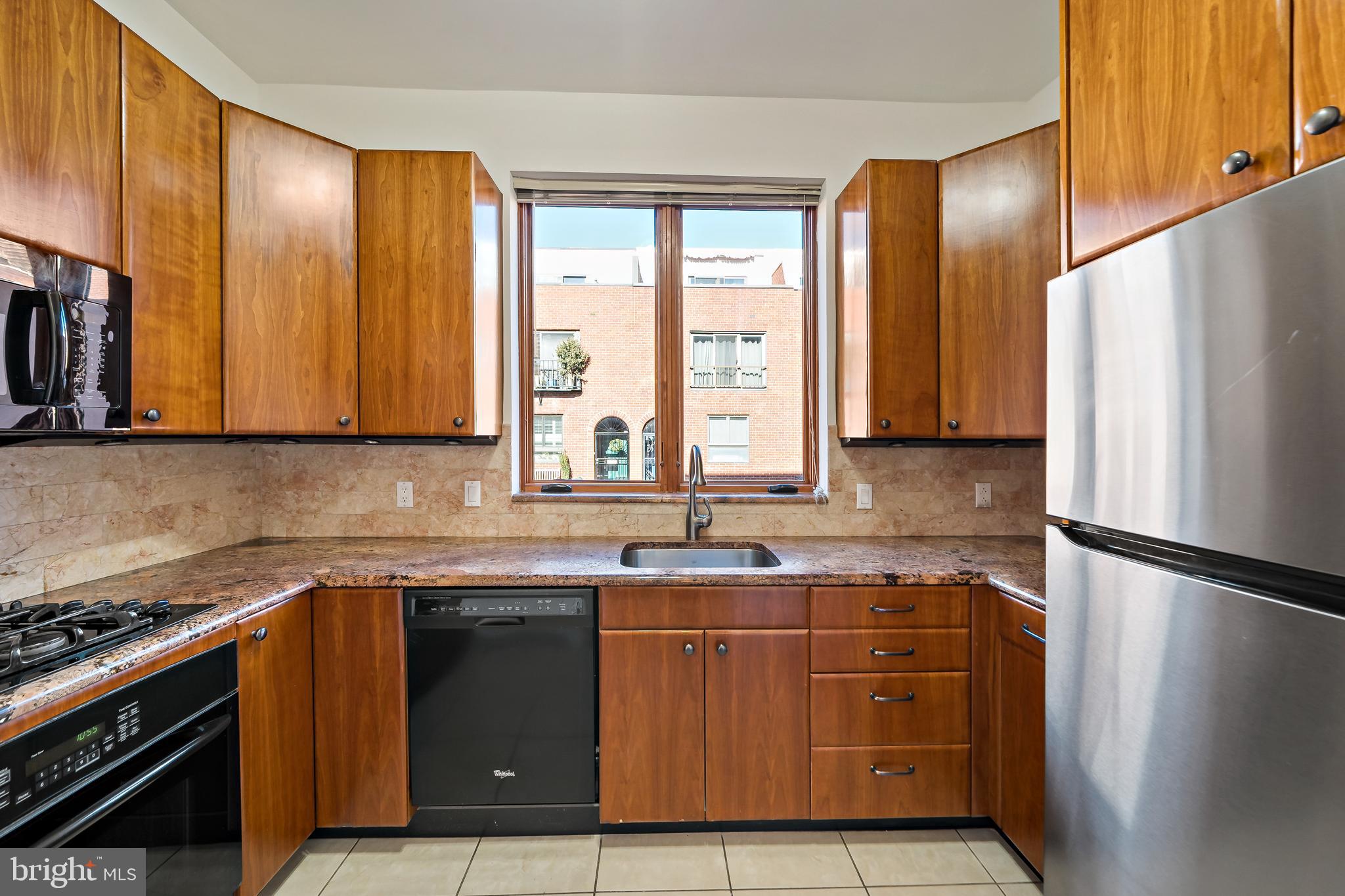 QUEEN VILLAGE - Residential