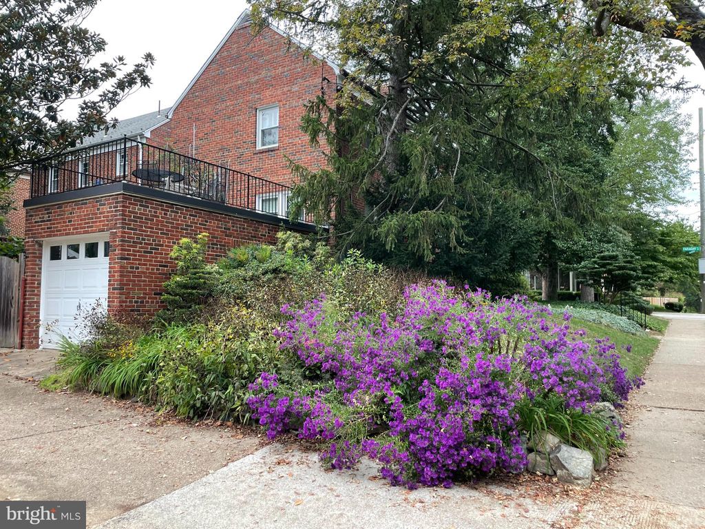 Photo of 5008 44th Street NW, WASHINGTON, DC 20016 (MLS # DCDC2222088)