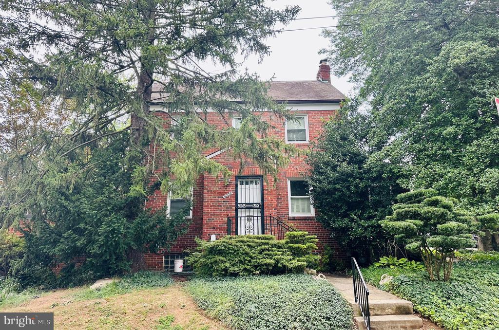 Photo of 5008 44th Street NW, WASHINGTON, DC 20016 (MLS # DCDC2222088)