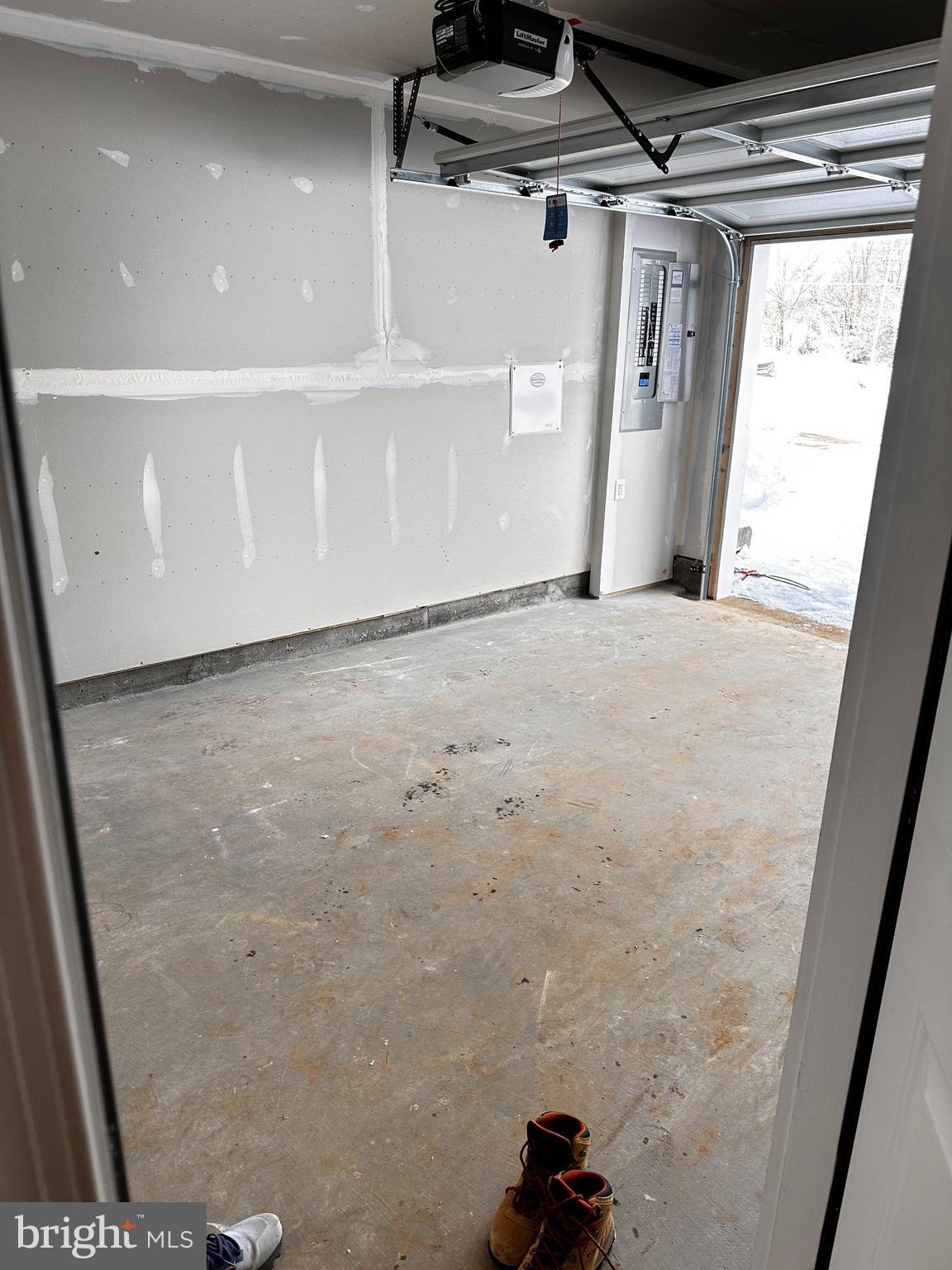 STONE SPRING - Residential Lease