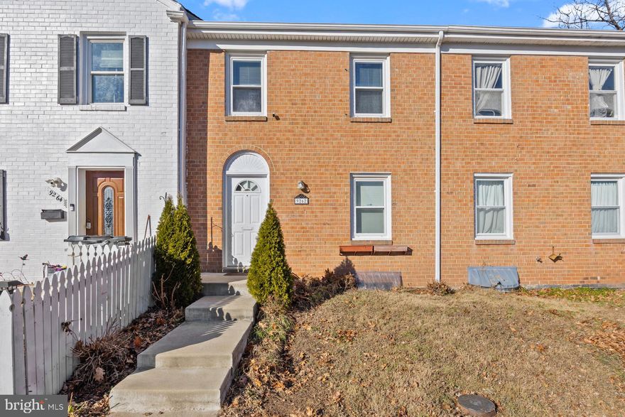 Available for Rent – Spacious Townhome in Manassas City.
This 4-bedroom, 1.5-bath 3 3-story townhome offers a functional layout with comfortable living and dining areas and flexible space for a home office or guest room. Conveniently located minutes from Old Town Manassas with dining, shopping, and community events. Close to Giant, Food Lion, Walmart, Target, Costco, and Manassas Mall. Easy access to I-66, Route 28, Route 234, and the VRE Manassas station. Nearby Signal Hill Park, Dean Park, Manassas National Battlefield Park, and Bull Run Regional Park provide excellent outdoor and trail options. A great opportunity to rent in an established, commuter-friendly neighborhood.