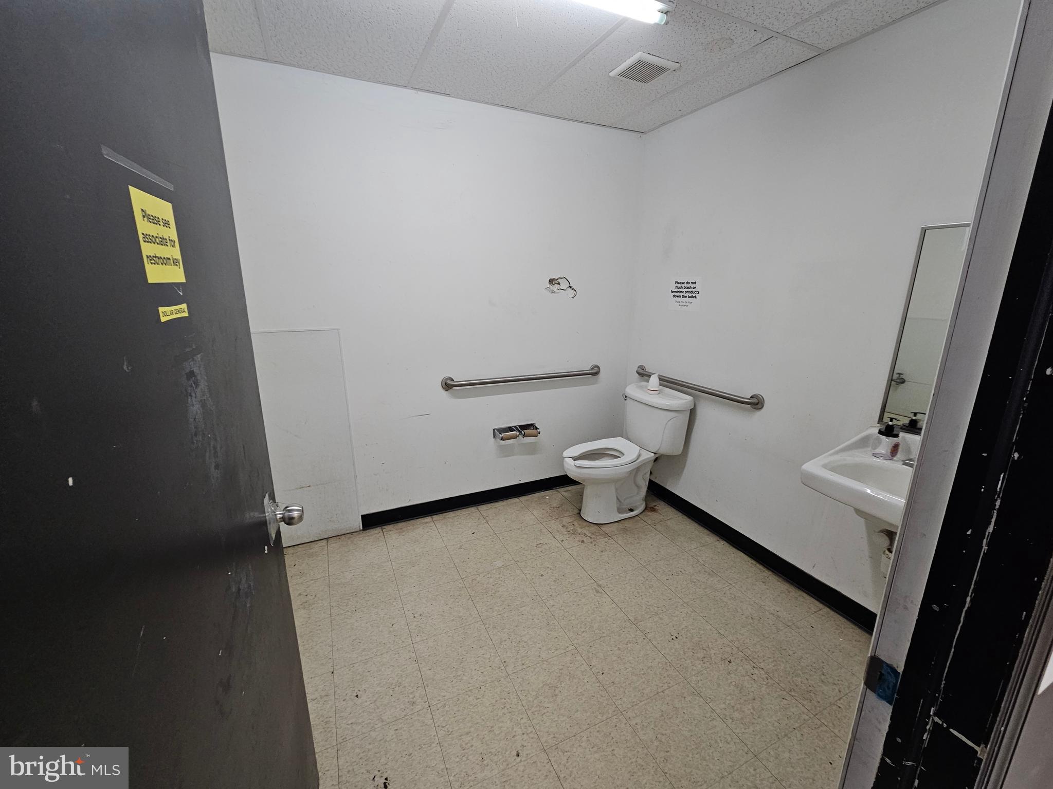 Main image without alt text