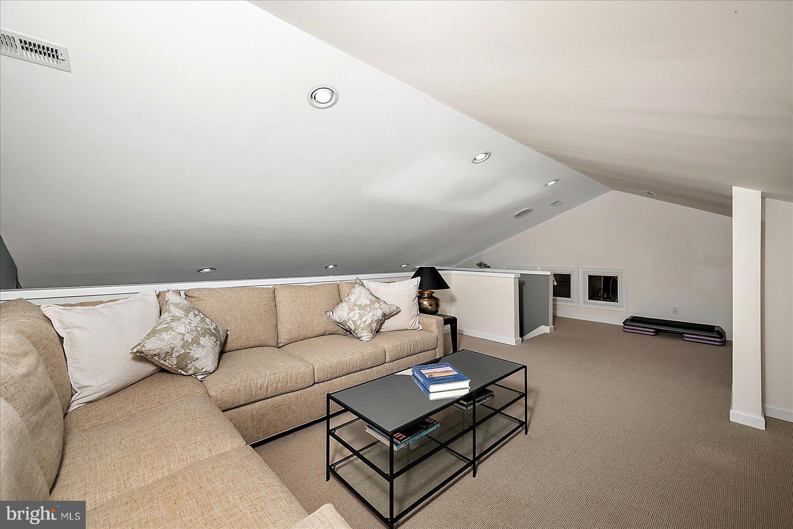 GOLF CLUB SHORES III - Residential