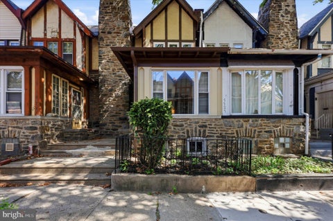 Townhouse For Sale - 5329 N Carlisle St<br/> PHILADELPHIA, PA 19141