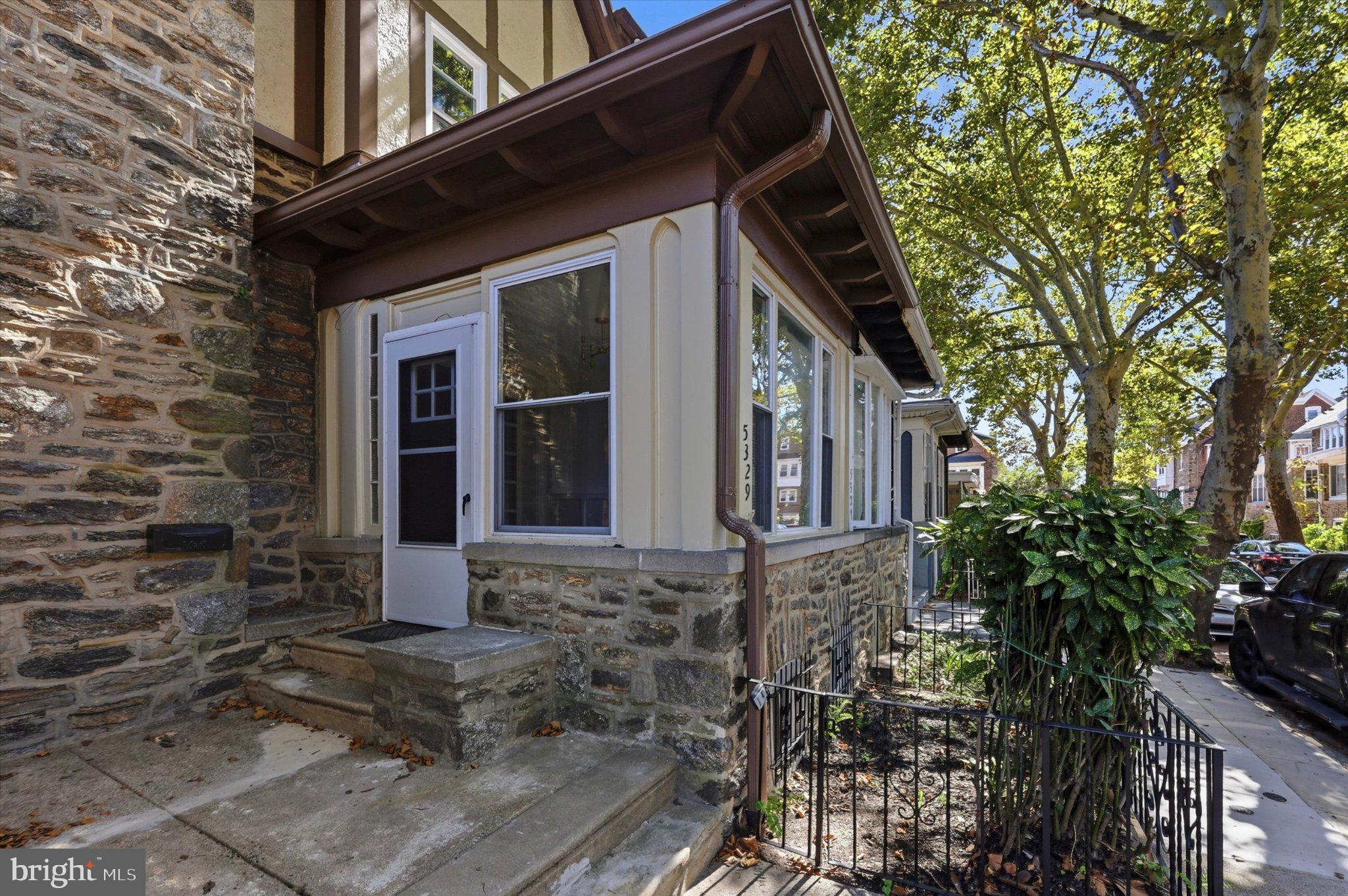 5329 N CARLISLE
