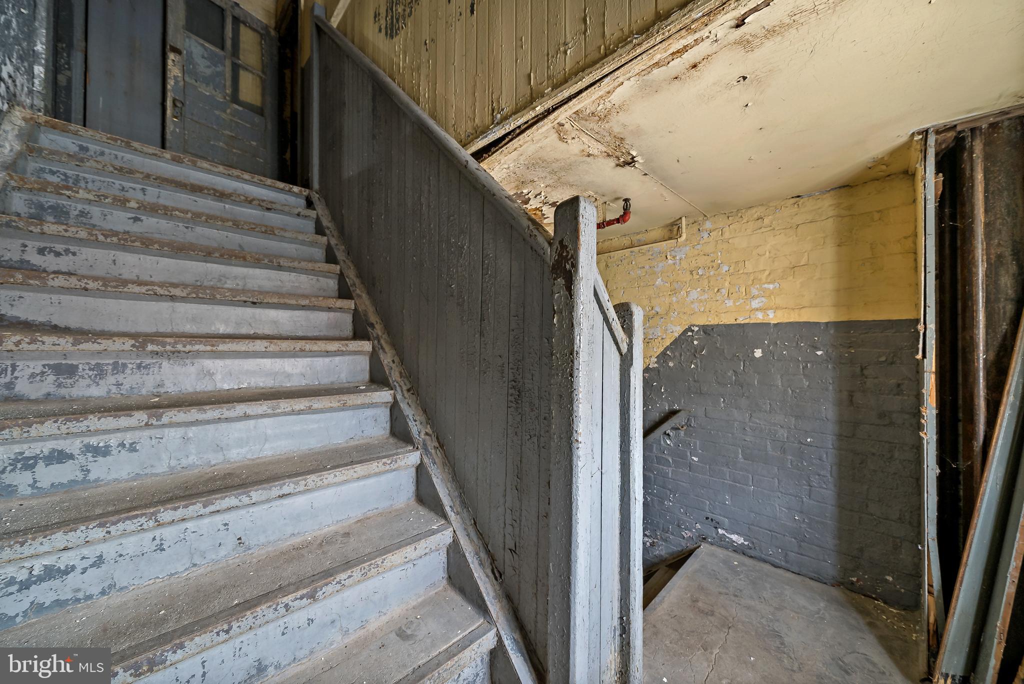 FRANKFORD - Commercial Sale