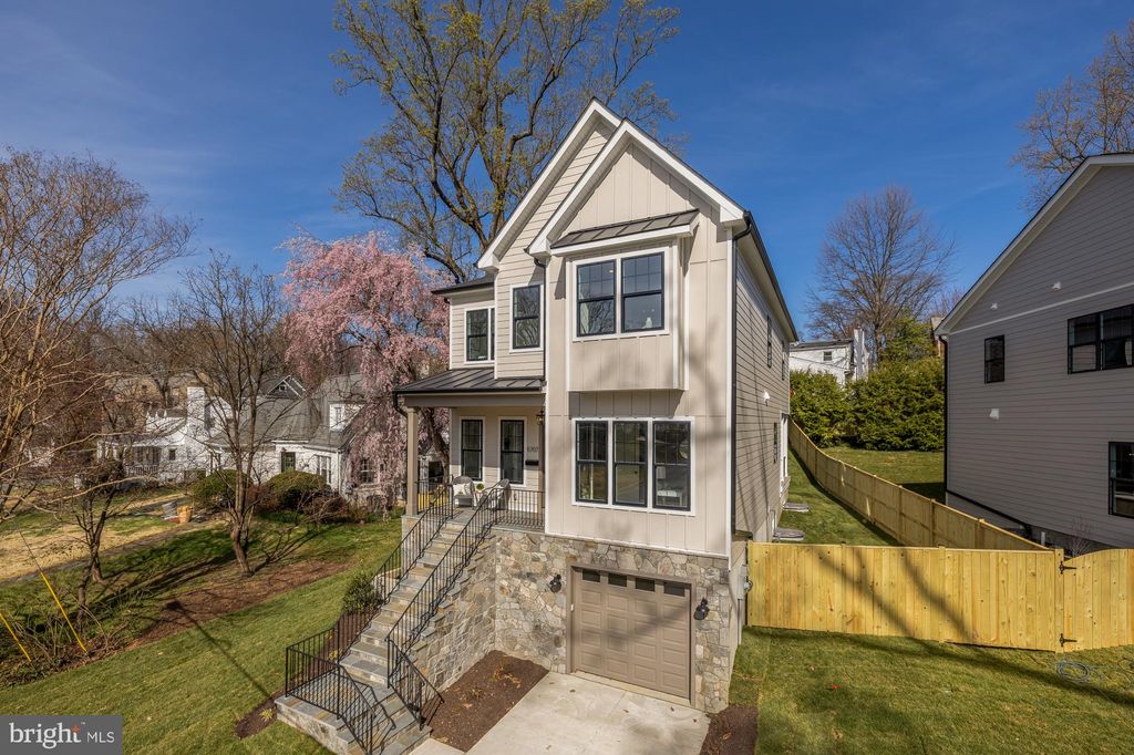 Photo of 5707 9th Street N, ARLINGTON, VA 22205 (MLS # VAAR2073372)