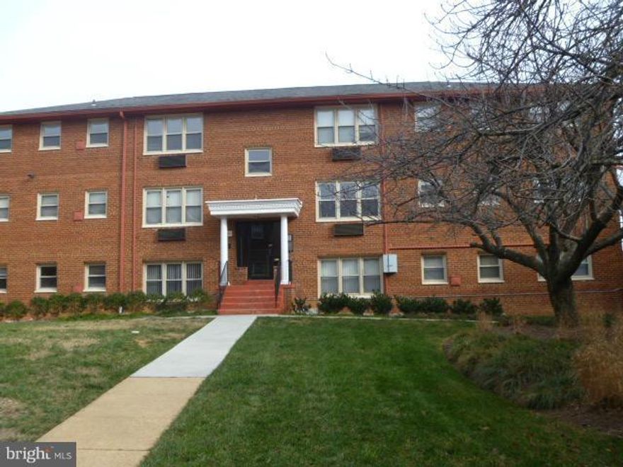 Top Floor Corner Unit with 1BD / 1BA, kitchen has some updates, low condo fees,  Building converted to condo in 2005.  Great Location convenient to Starbucks, Shops, Restaurants, and Bike Share.