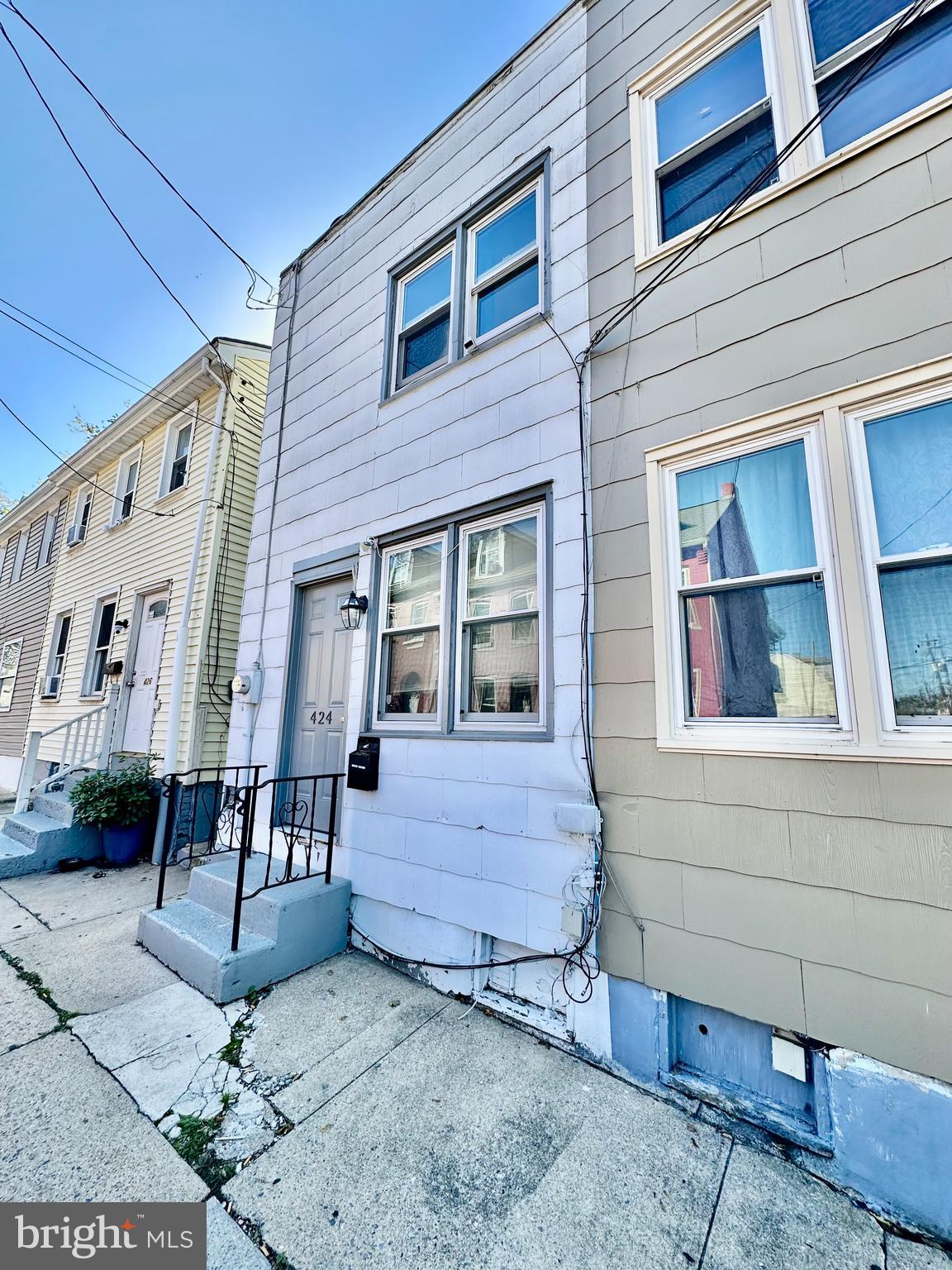 424 E STRAWBERRY STREET