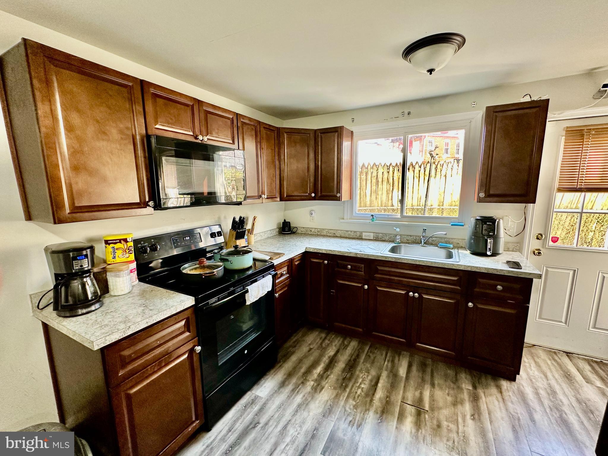 424 E STRAWBERRY STREET