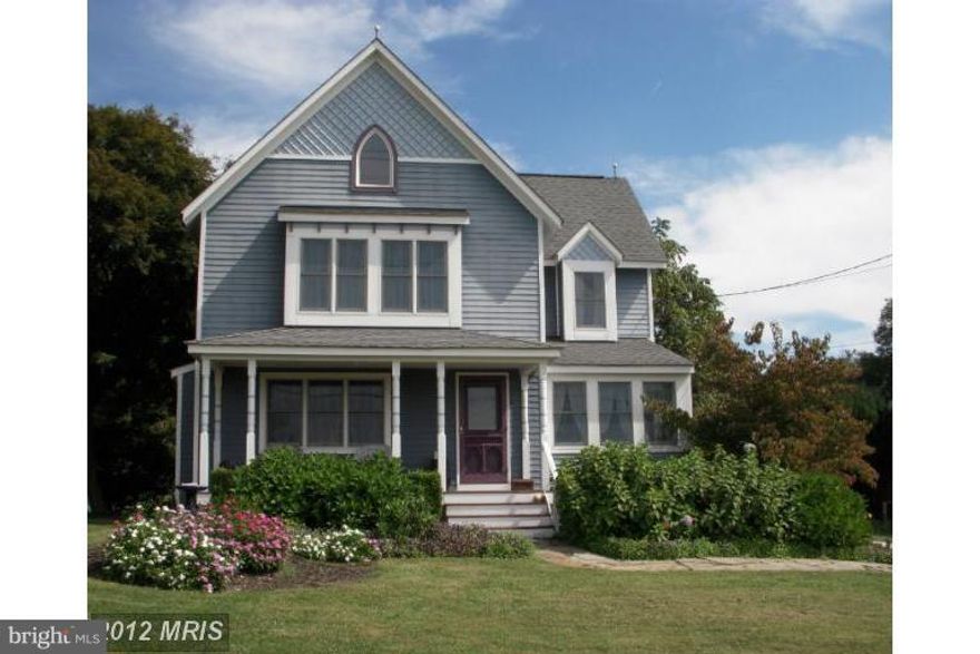 Renovated Victorian home on over half acre of property. Great views of rural setting .Back of property borders horse farm. Huge screened in porch in rear of home overlooks stone patio and picturesque back yard. Rarely available rental opportunity in Phoenix so schedule appointment today. $25/mo per pet fee. Breed, size and number of pets at discretion of L/L. Renter to pay renters insurance.