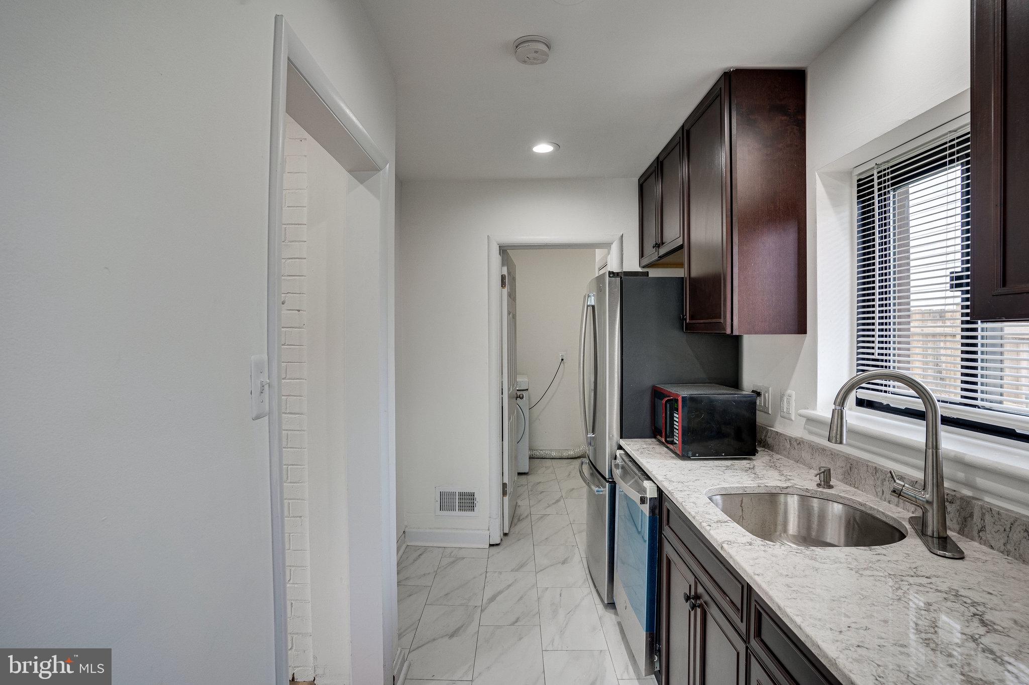 HIGHVIEW PARK - Residential Lease