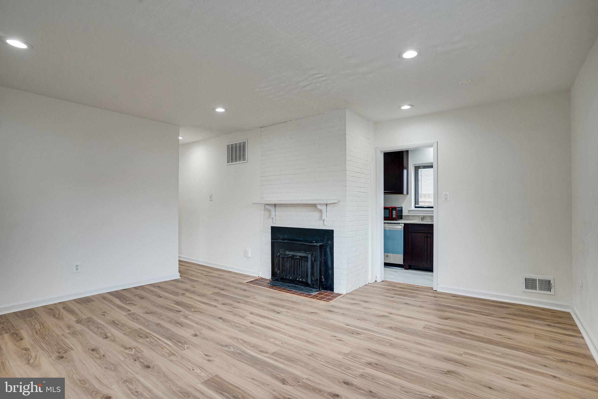 HIGHVIEW PARK - Residential Lease