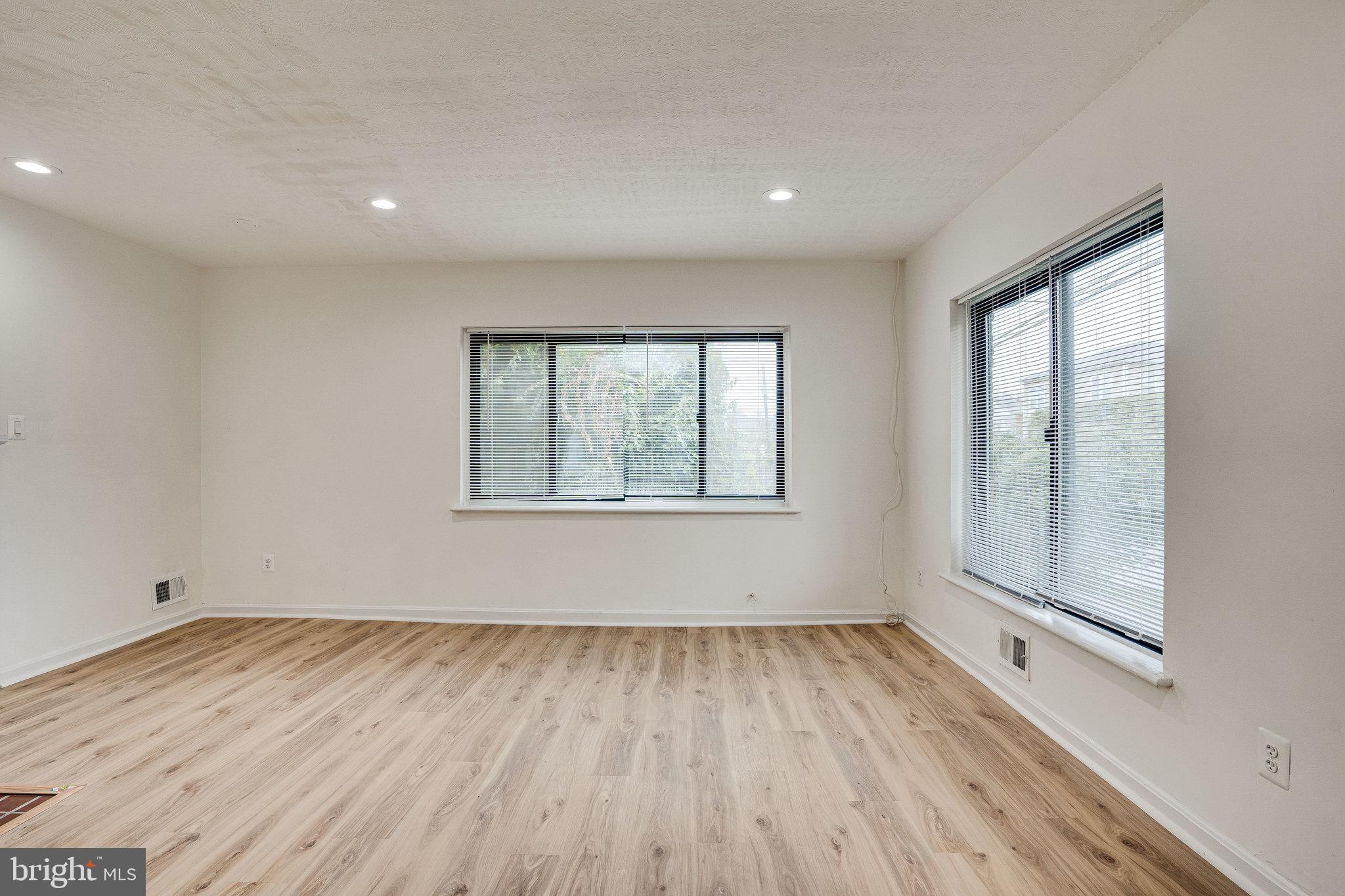 HIGHVIEW PARK - Residential Lease