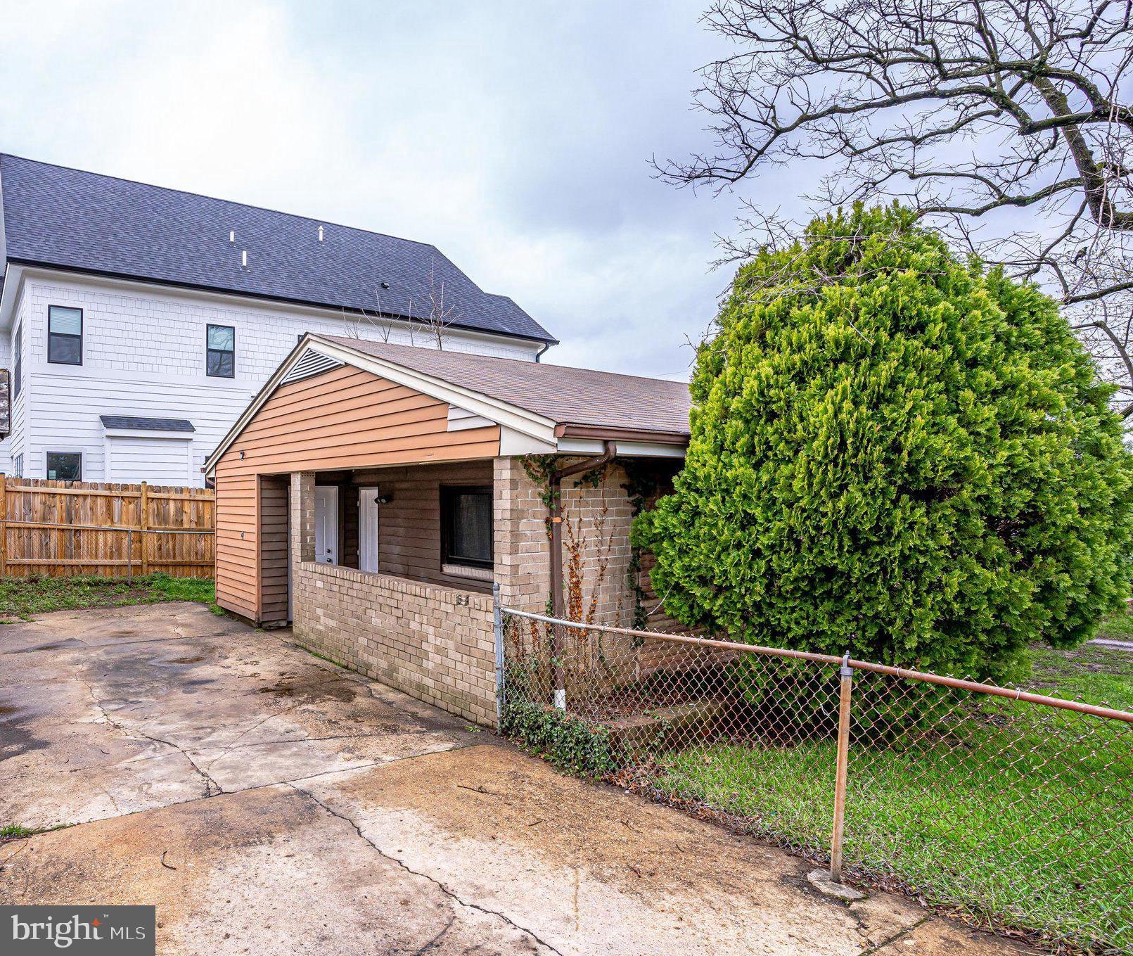 HIGHVIEW PARK - Residential Lease