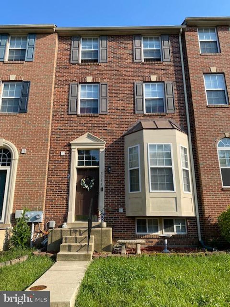 WELCOME HOME to your 4 level townhouse  in the Huntington Ridge Community! Move-in ready! 3 Bedroom, 2 full baths, 2 half baths baths. Beautiful wood flooring, and carpet throughout out. Amazing kitchen with granite countertops and stainless steel appliances. Check out your  4th level luxury master suite with a stunning master bath.  There is alot of great shopping centers, and great restaurants nearby.  Come home to your lovely townhome in the quiet neighborhood of Huntington Ridge in Waldorf, MD.
Voucher holders are welcomed!!!