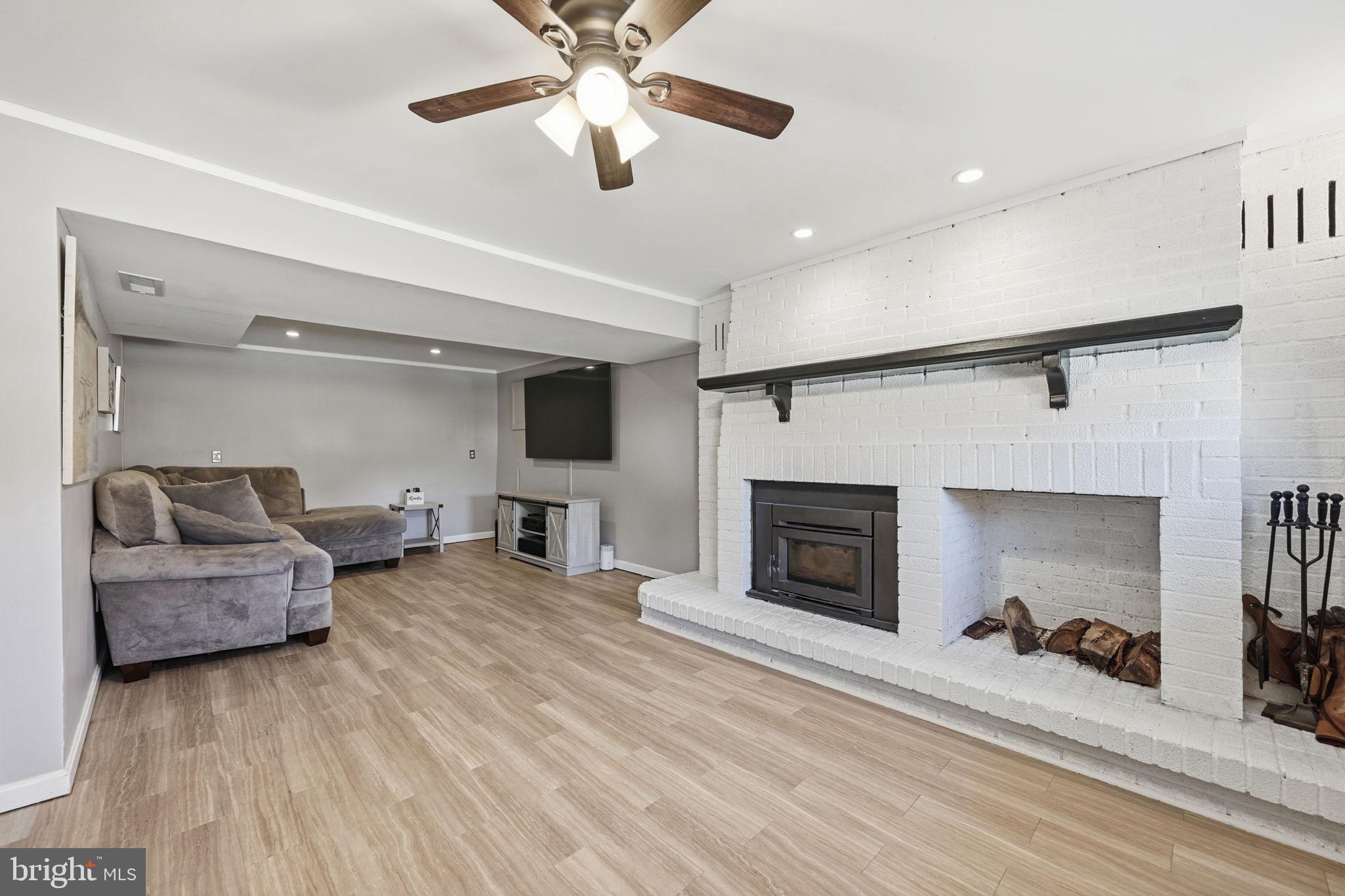 HALLFIELD MANOR - Residential