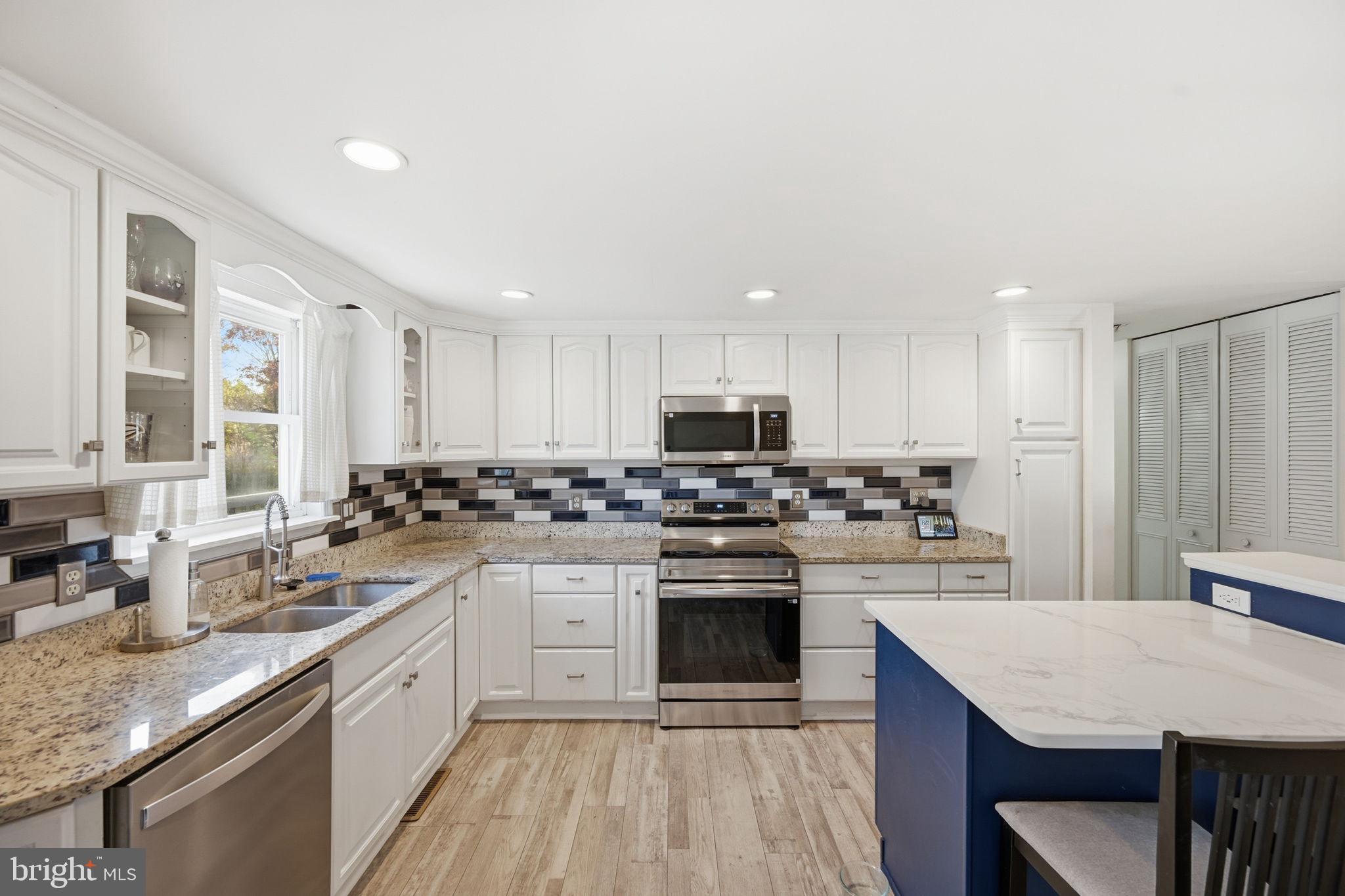 HALLFIELD MANOR - Residential