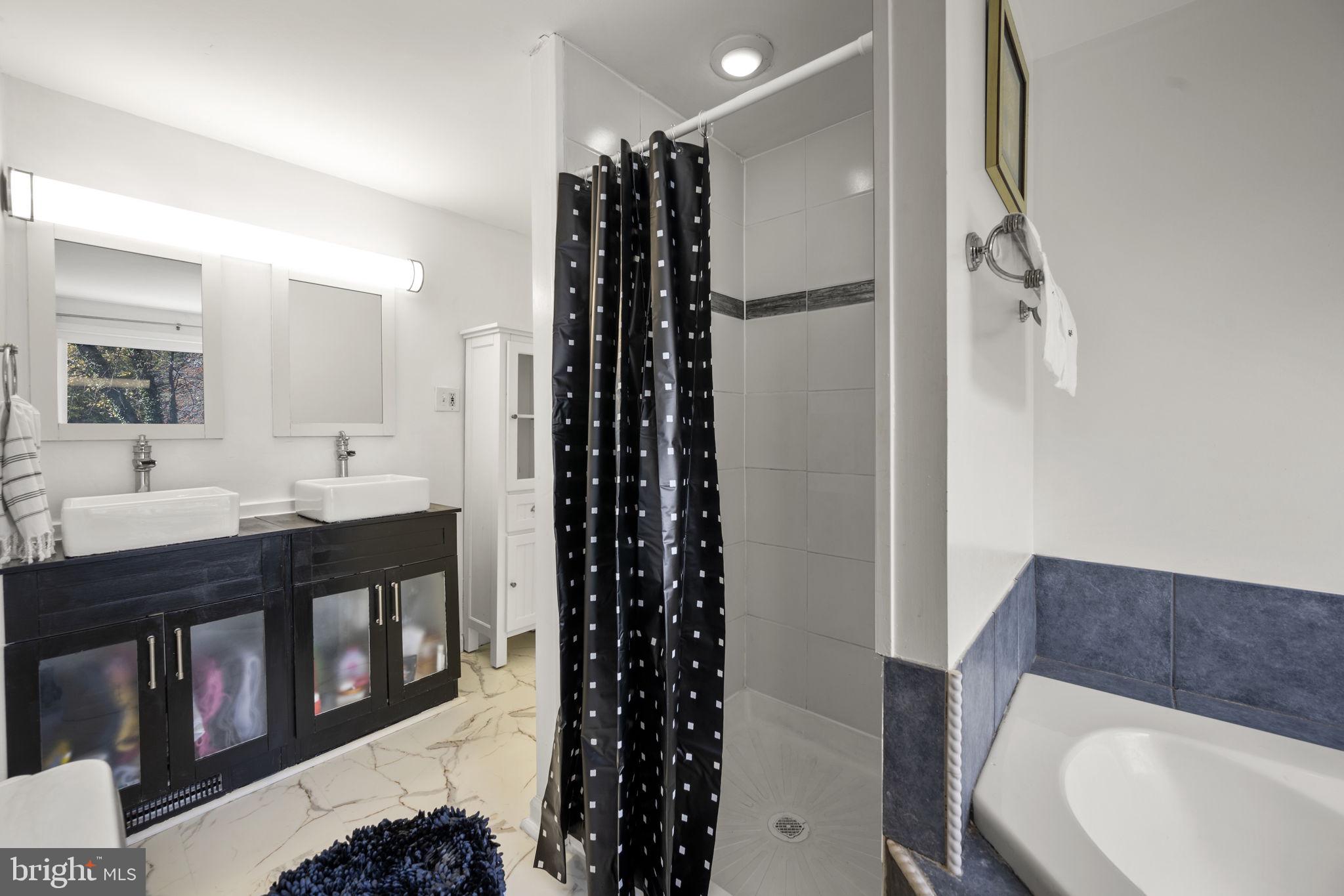 HALLFIELD MANOR - Residential